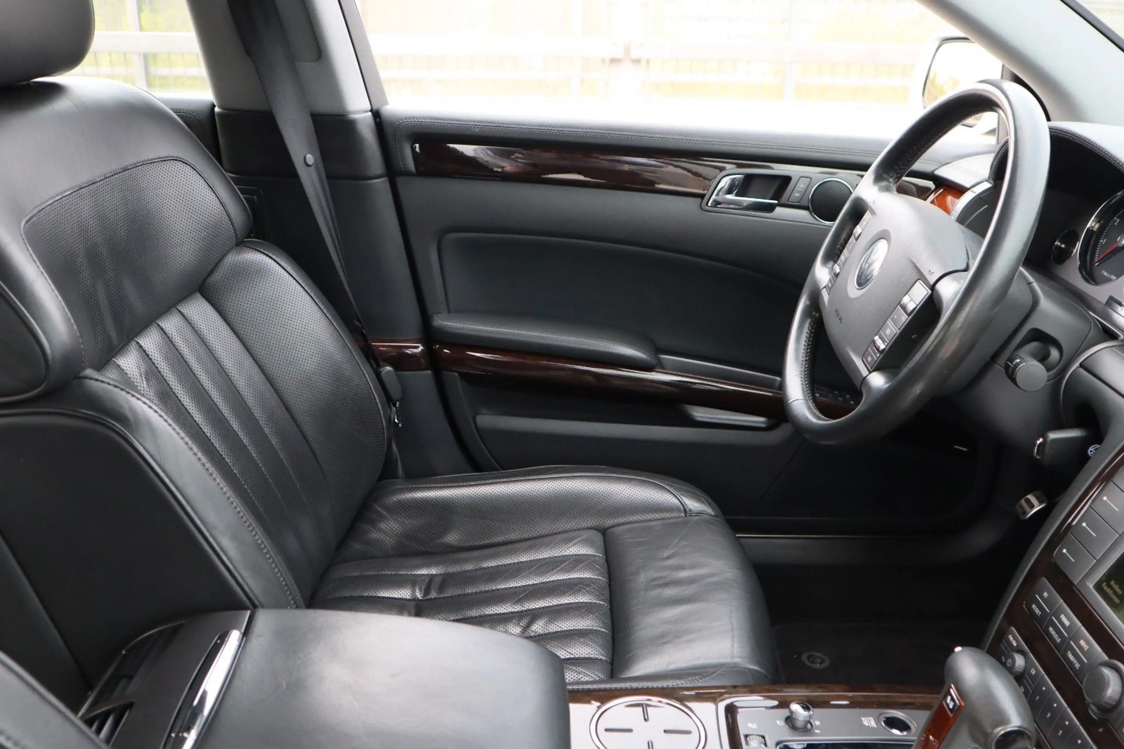 Volkswagen Phaeton 4.2 V8 4MOTION Tiptronic 5-Sitzer — photo 16