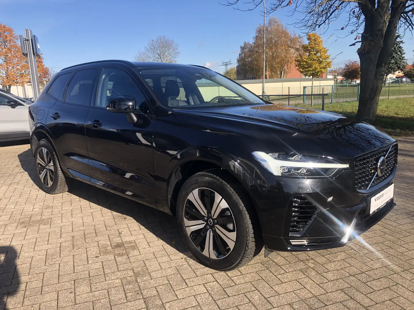 Volvo XC60 T6 AWD Plus Dark Plug in Hybrid Schwarz - 2