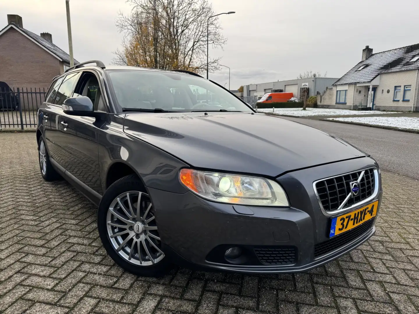 Volvo V70 2.0 Kinetic [bj 2009] Airco|Trkhaak|Leer Grijs - 2