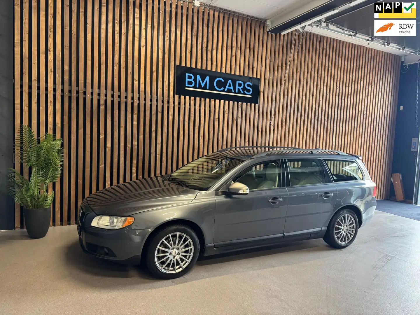 Volvo V70 2.0 Kinetic [bj 2009] Airco|Trkhaak|Leer Grijs - 1