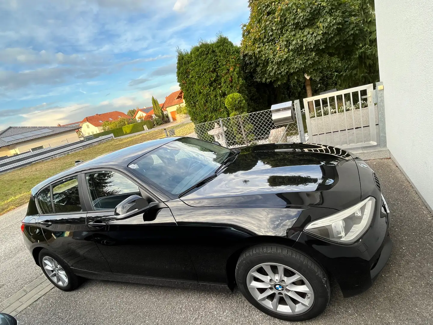 BMW 114 114d Schwarz - 1