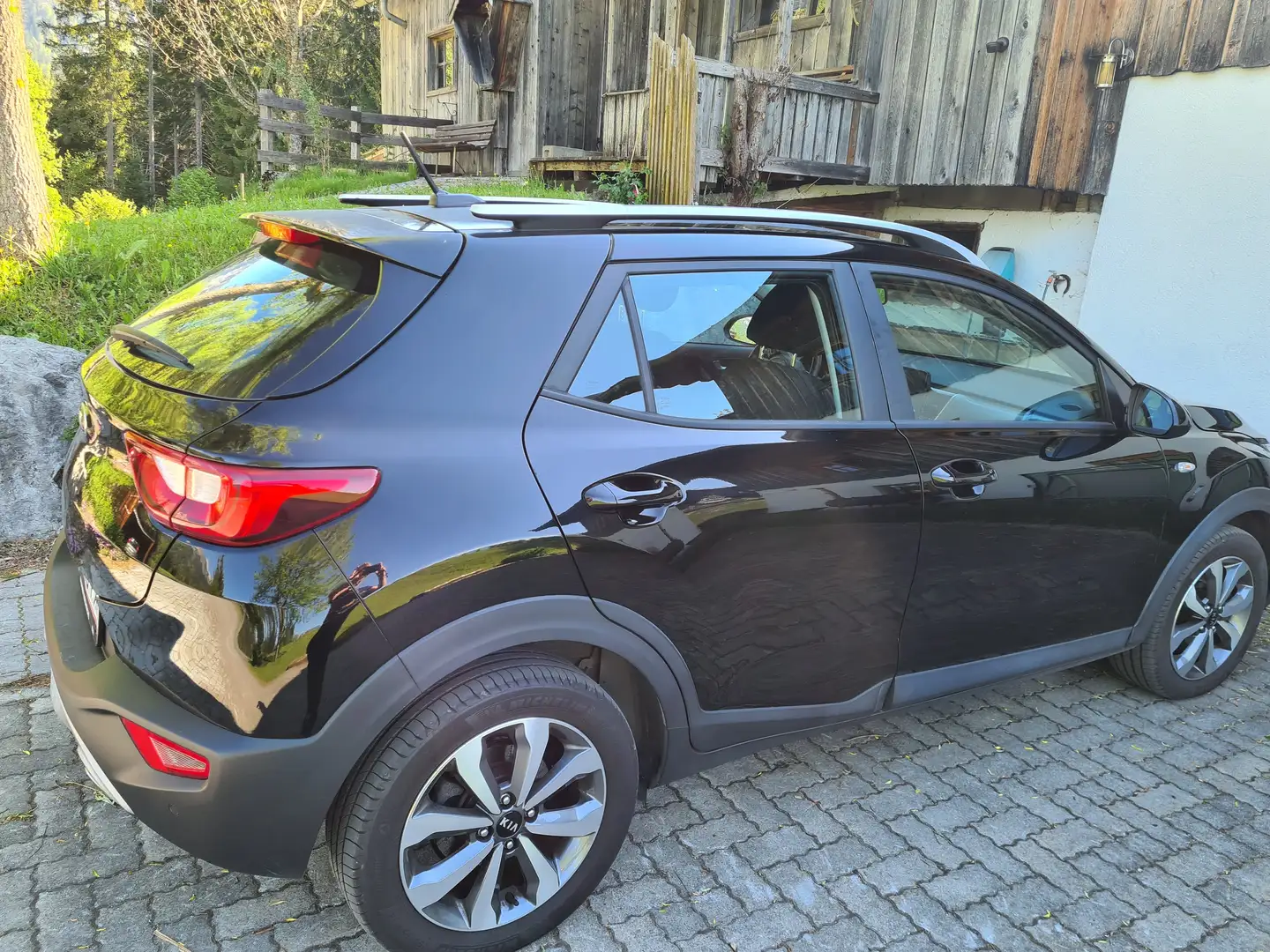 Kia Stonic Stonic 1,25 MPI ISG Silber Silber Schwarz - 2
