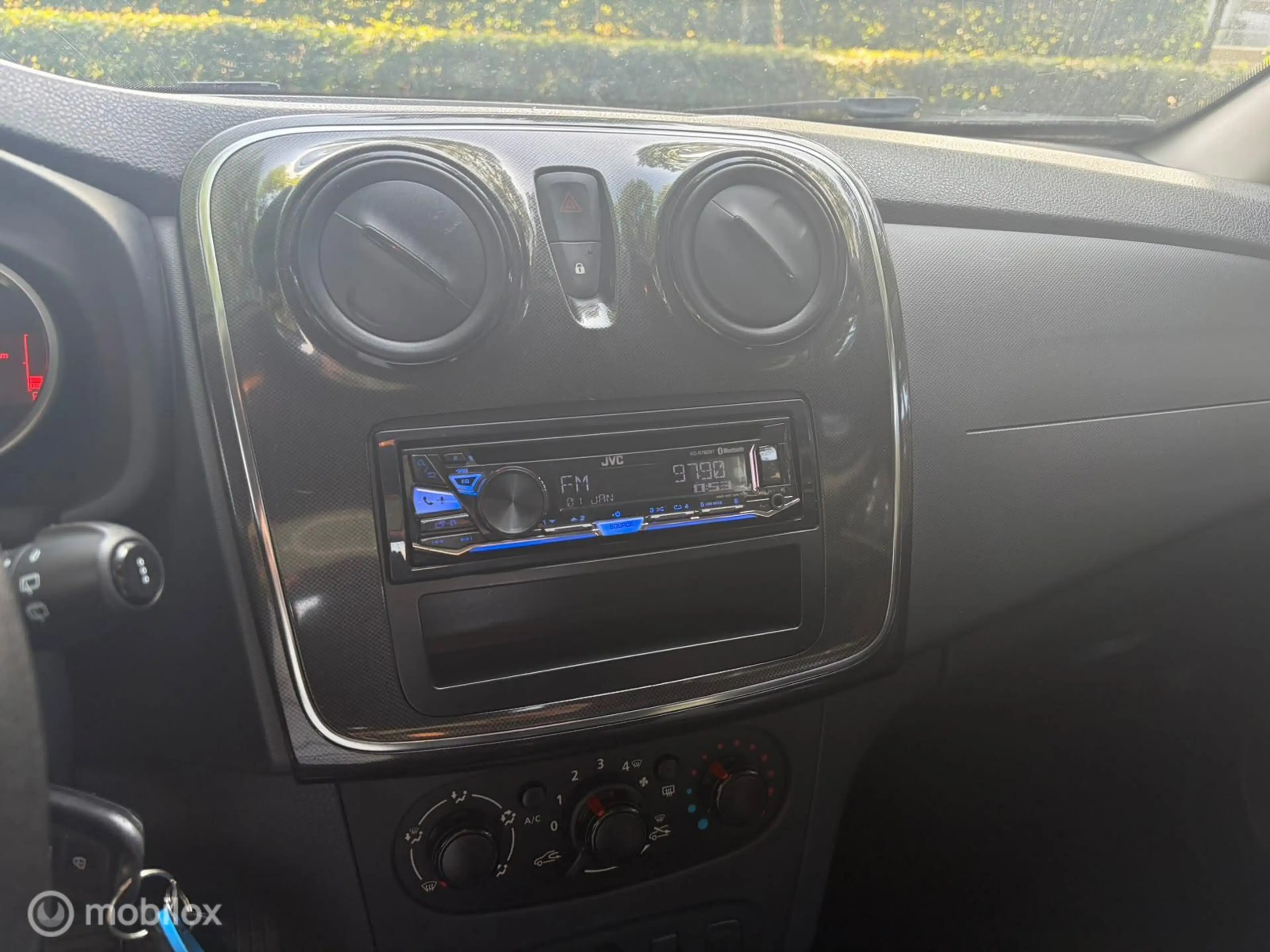 Dacia Sandero 1.0 SCe Laureate — photo 9