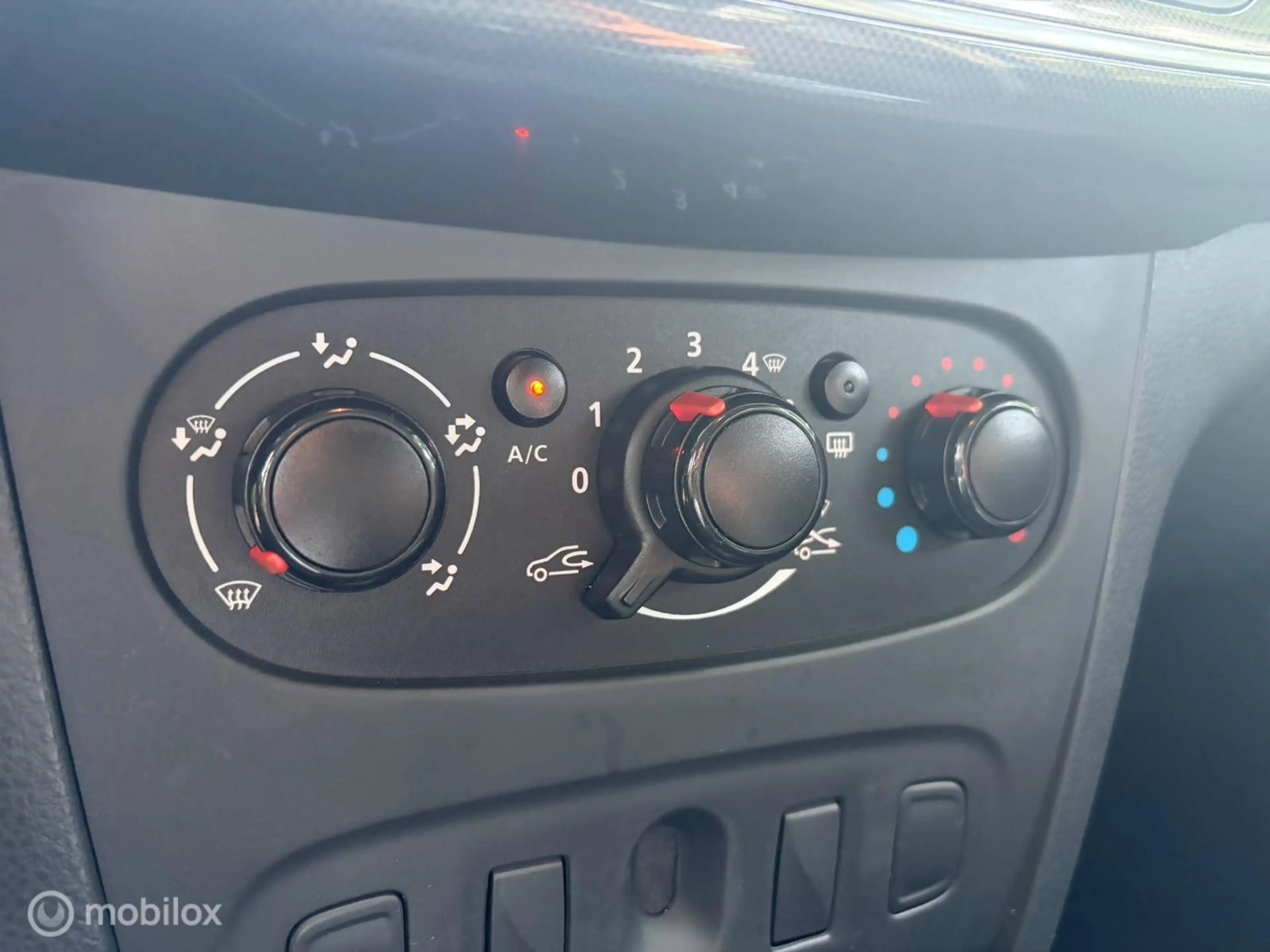 Dacia Sandero 1.0 SCe Laureate — photo 10