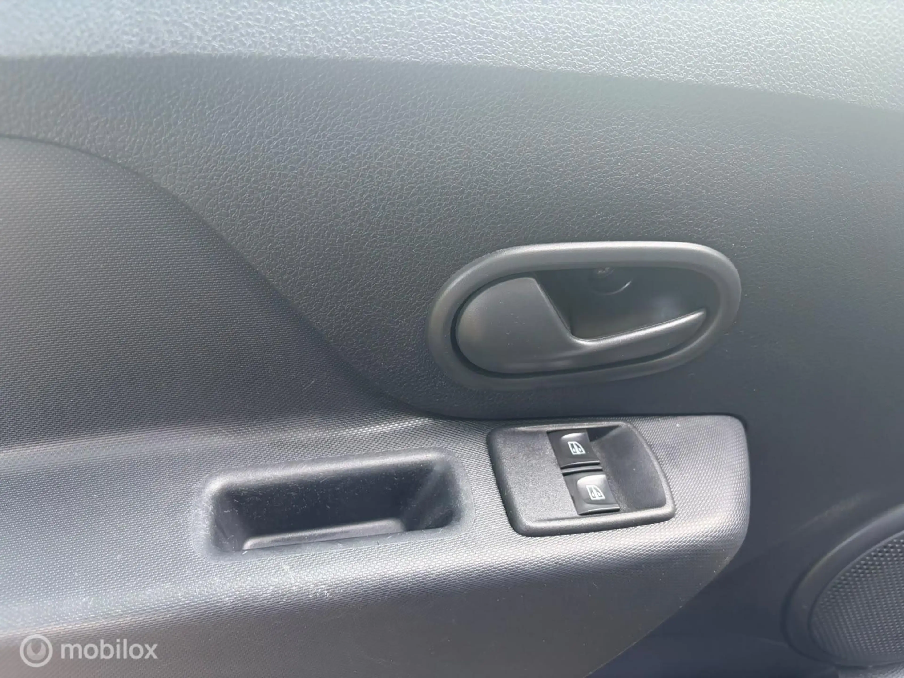 Dacia Sandero 1.0 SCe Laureate — photo 15