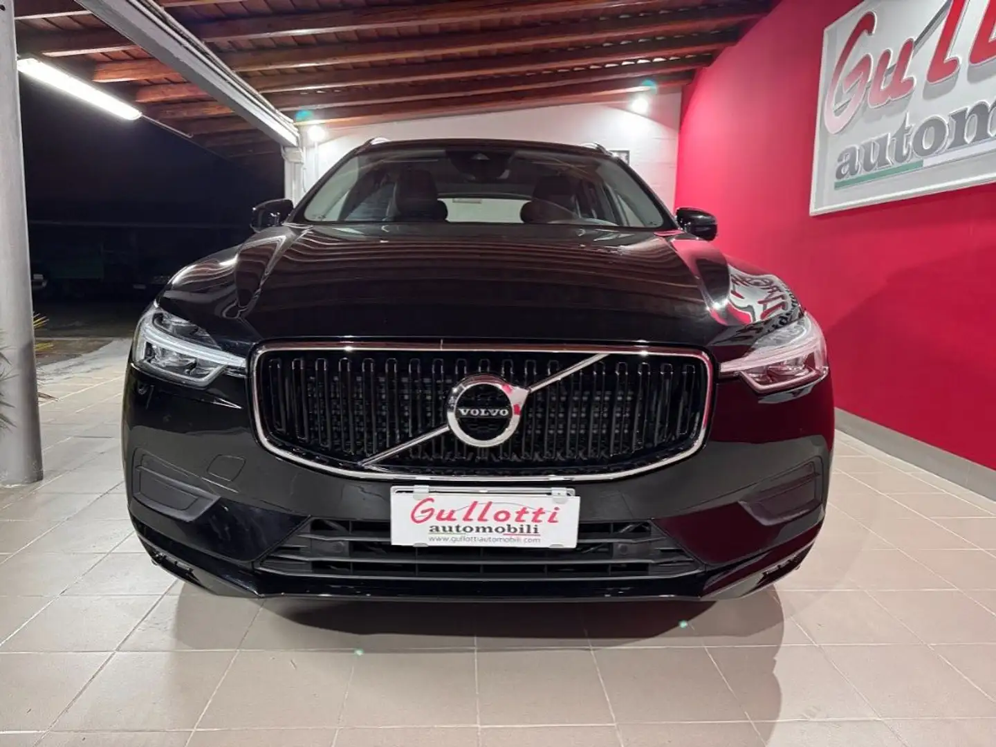 Volvo XC60 B4 (d) AWD Geartronic Momentum Pro Nero - 2