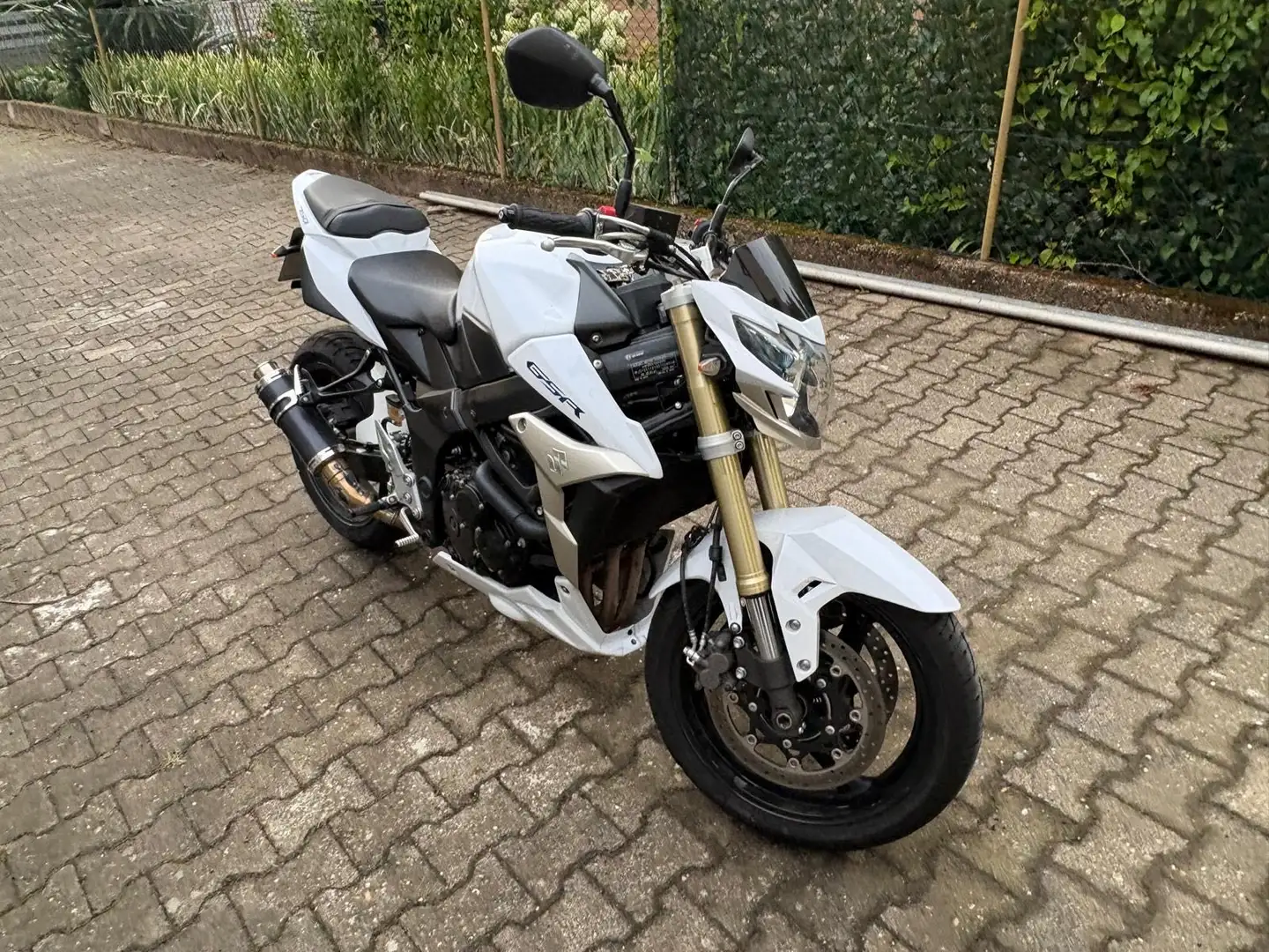 Suzuki GSR 750 A L2 | 1. Hand Bílá - 2