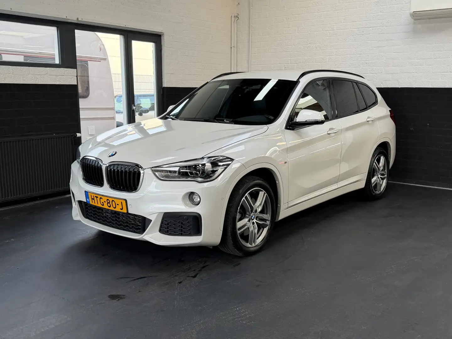 BMW X1 XDrive20i M Sport | Leder | HUD | Pearl White | Me Weiß - 2