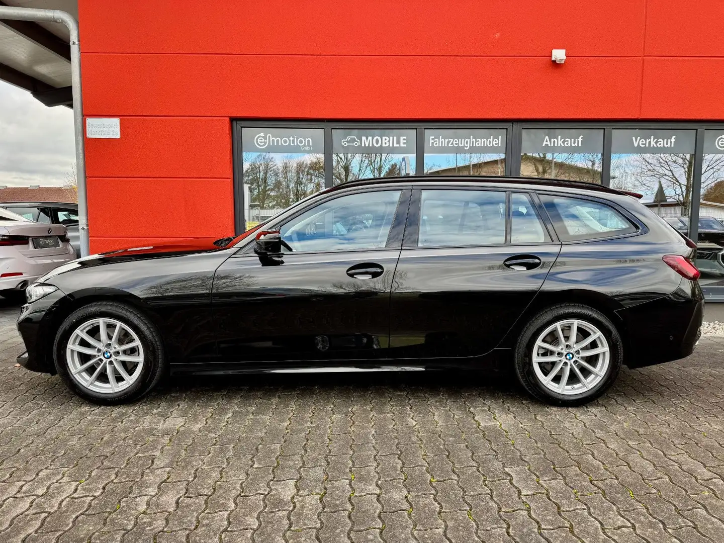 BMW 320 i Touring*DAB*DrivAs*KomfZug*ParkAss*Head-up* Schwarz - 2