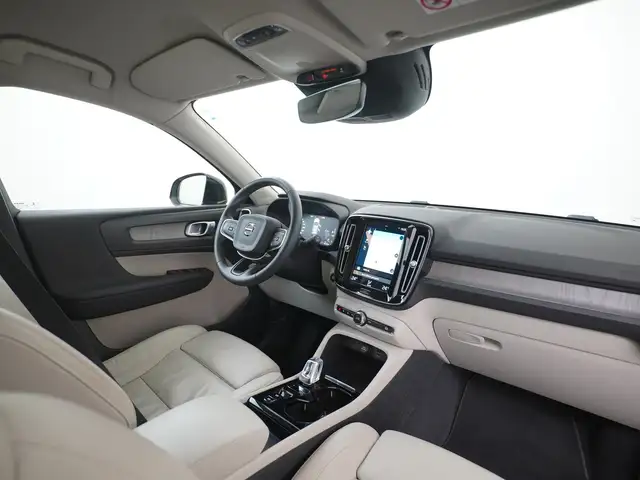 Volvo XC40 view 2