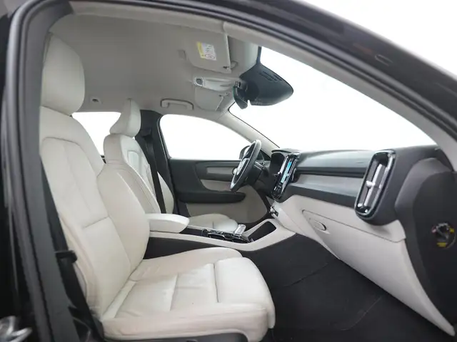 Volvo XC40 view 3