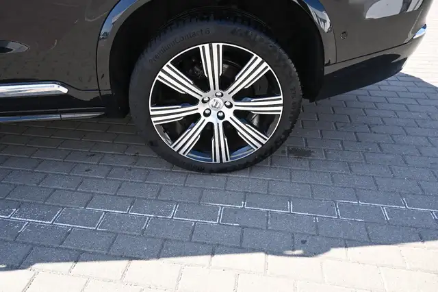 Volvo XC90 view 11