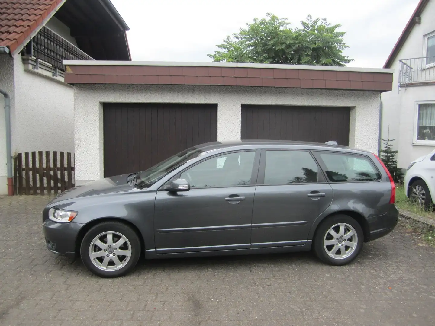 Volvo V50 Kombi 1.8 Momentum II.Hand/TüV-NEU/TOP!!! Grau - 1