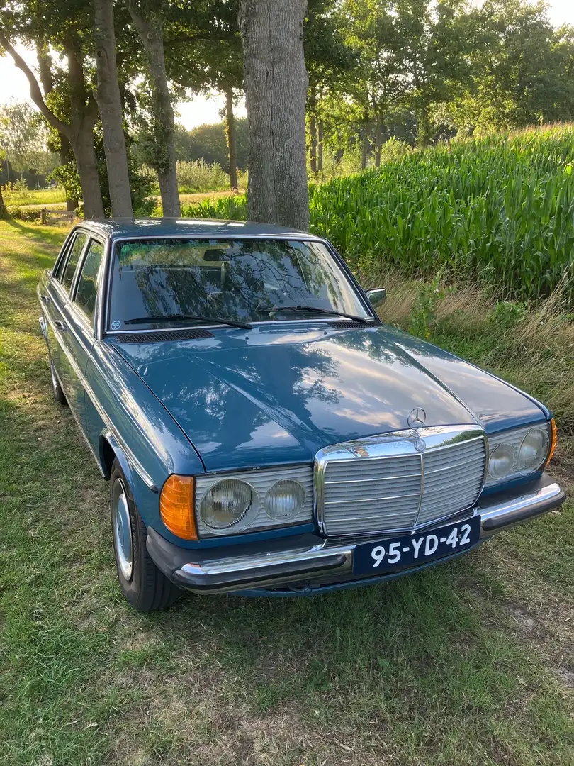 Mercedes-Benz 200 E Limousine Bleu - 2