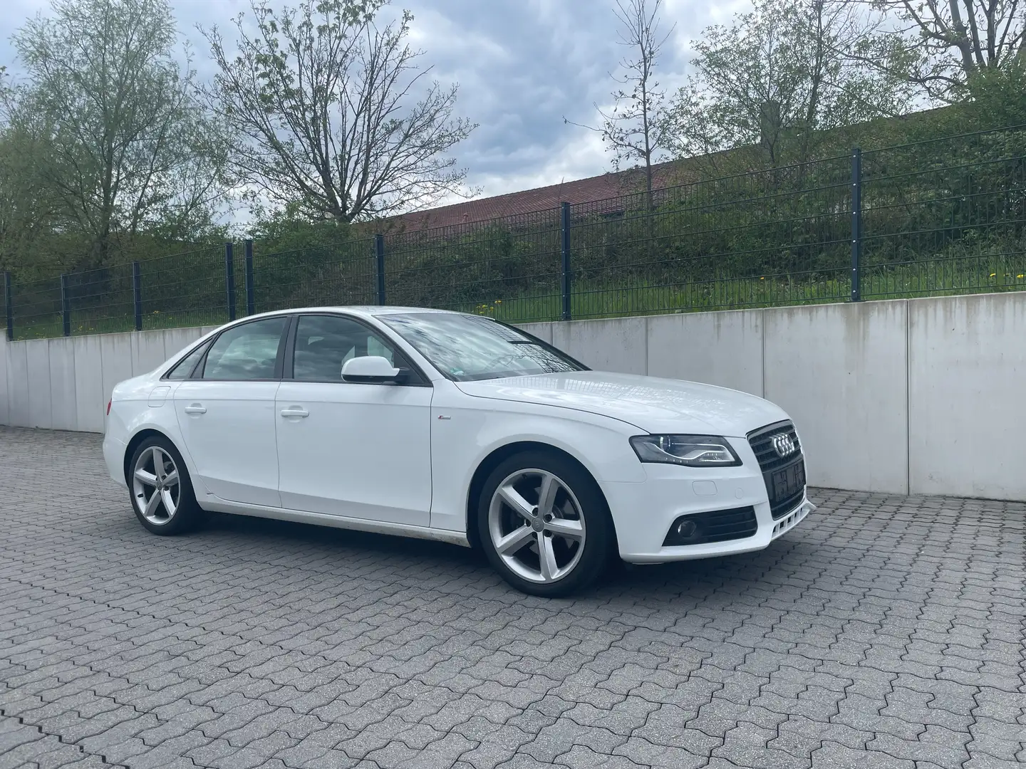 Audi A4 2.0 TDI S-line Navi*Xen*PDC*SpSi*AHK*18 Weiß - 1