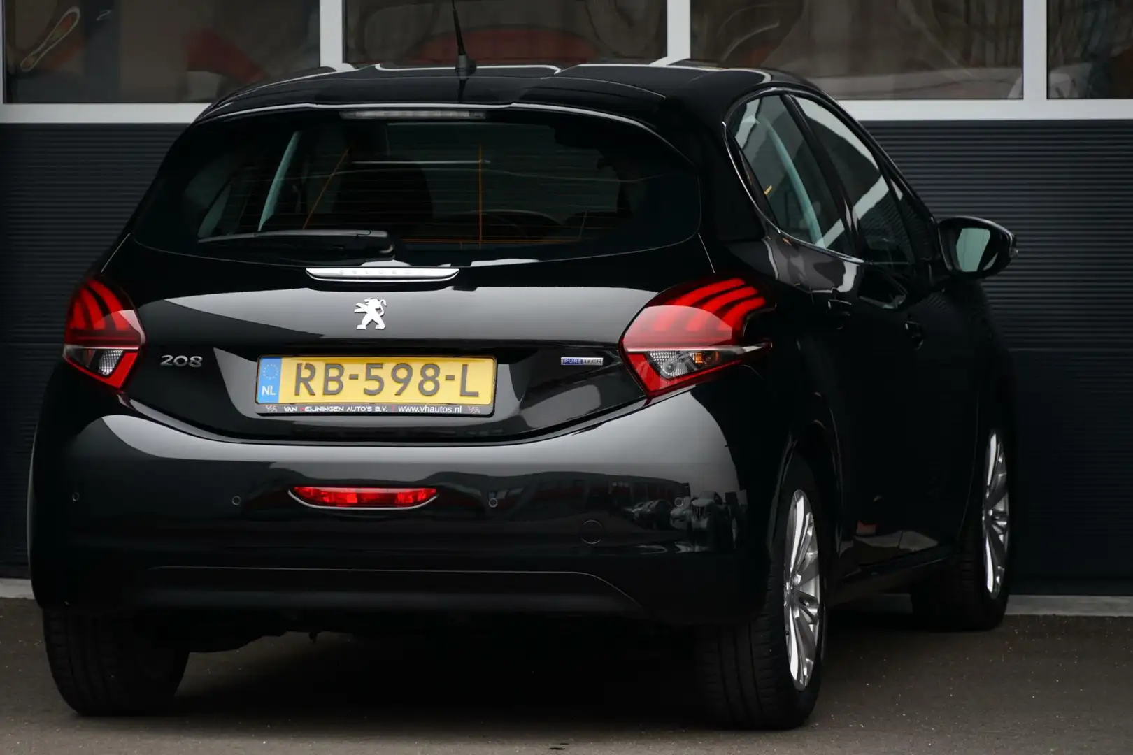 Peugeot 208 1.2 PureTech Blue Lease Executive, CarPlay, PDC Černá - 2