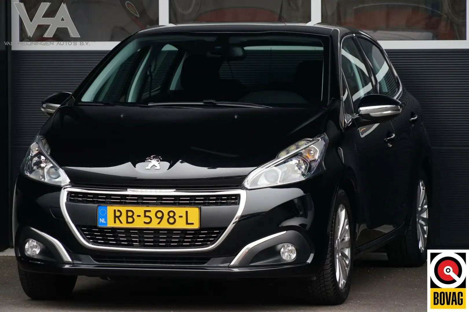 Peugeot 208 1.2 PureTech Blue Lease Executive, CarPlay, PDC Černá - 1
