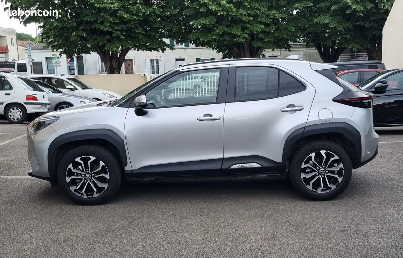 Toyota Yaris Cross 116H DESIGN MC24 Gris - 2