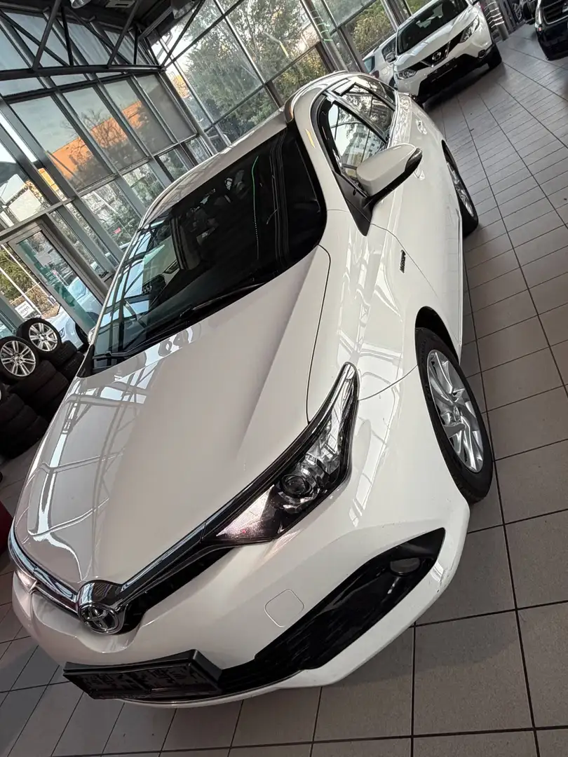 Toyota Auris Hybrid Cool Weiß - 1