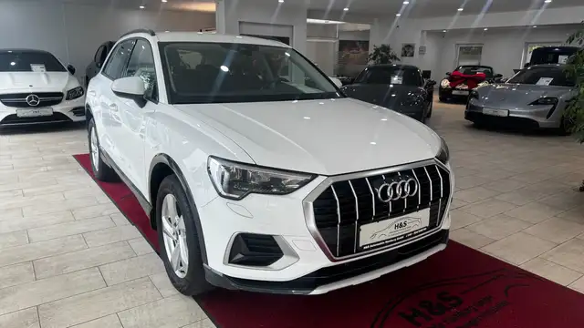 Audi Q3 view 8