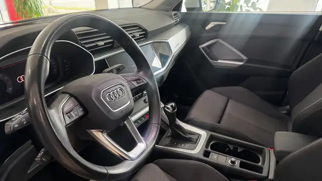 Audi Q3 view 11