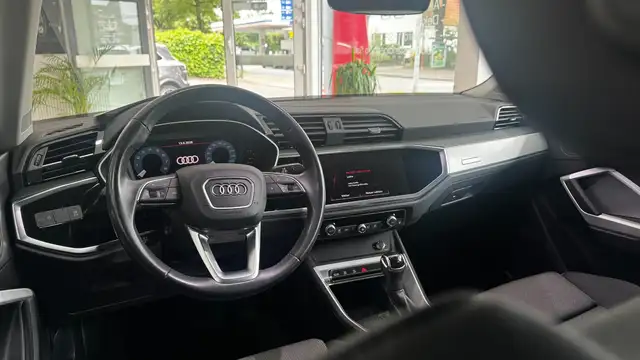 Audi Q3 view 14