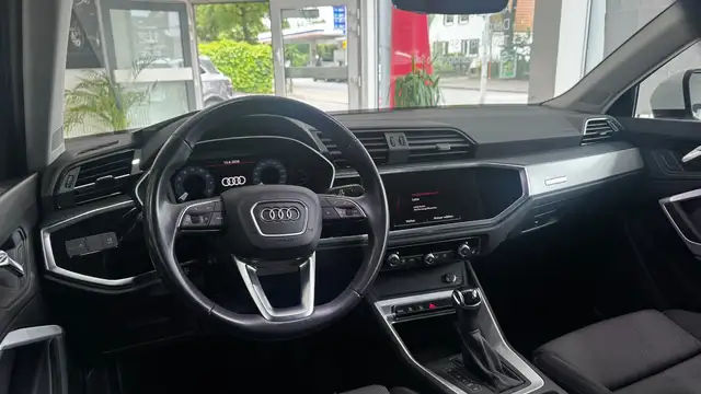 Audi Q3 view 15