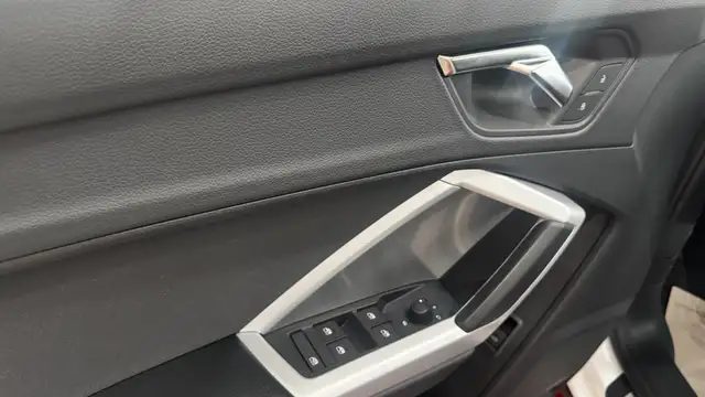 Audi Q3 view 12