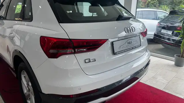 Audi Q3 view 4