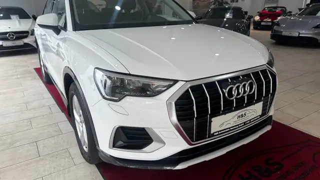Audi Q3 view 9