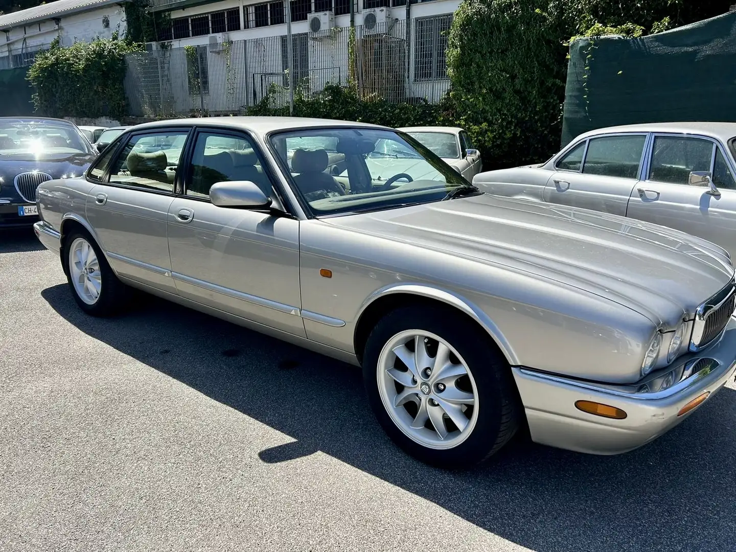 Jaguar XJ 3.2 V8 ASI E CRS Plateado - 1