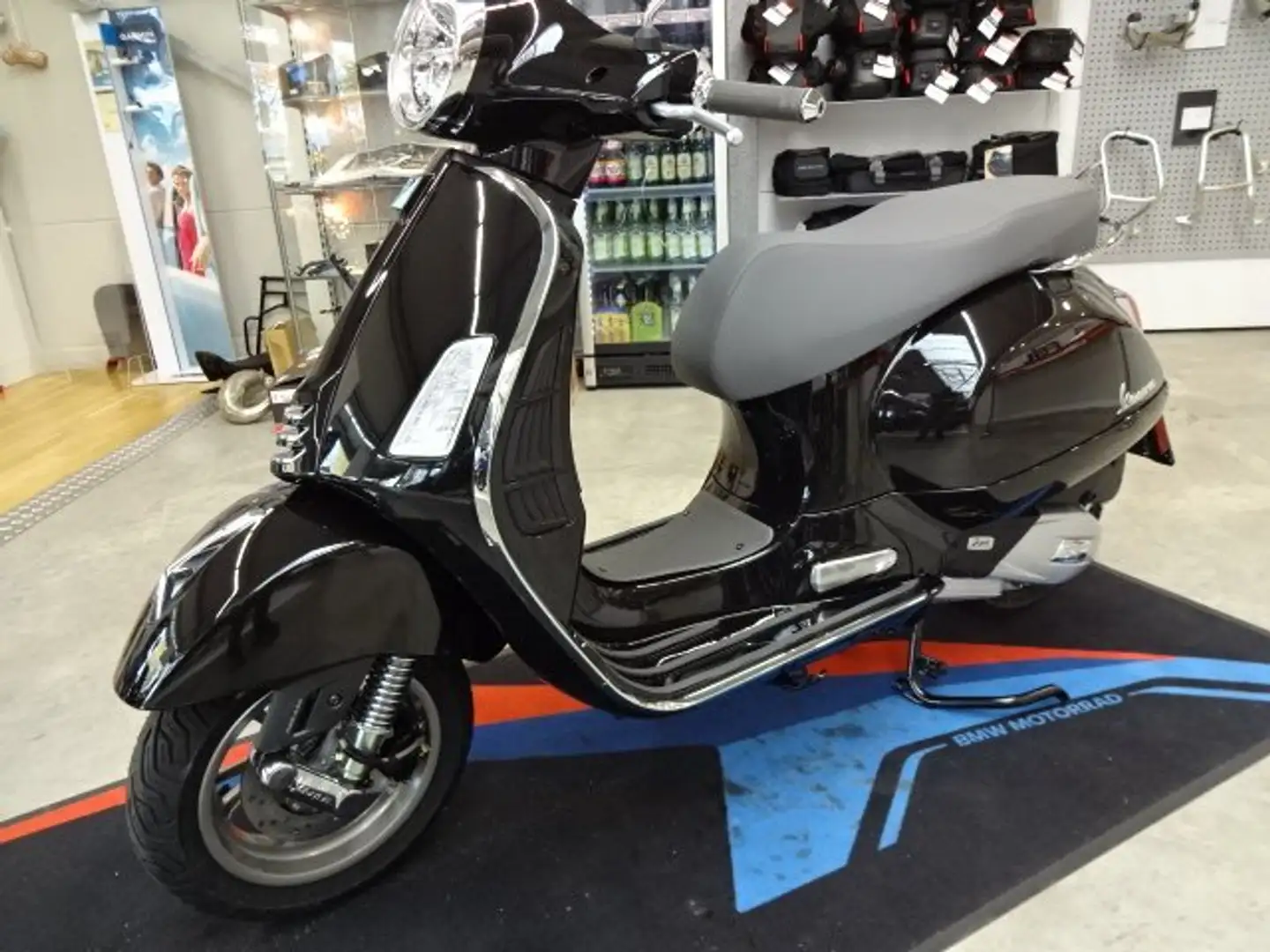 Vespa GTS 300 E5 schwarz - Neufahrzeug Schwarz - 2