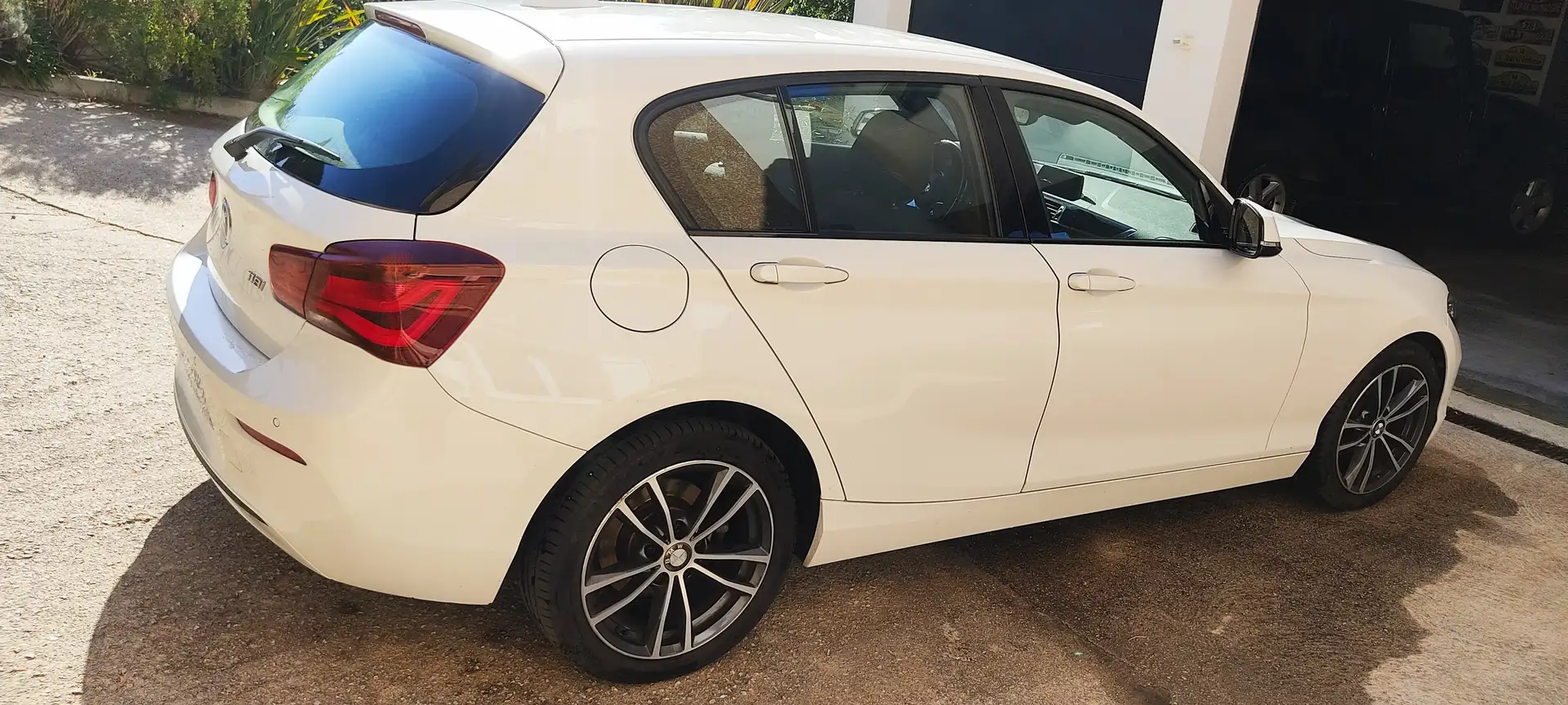 BMW 118 118i 136 ch BVA8 Sport Pack Sport Shadow Blanc - 2
