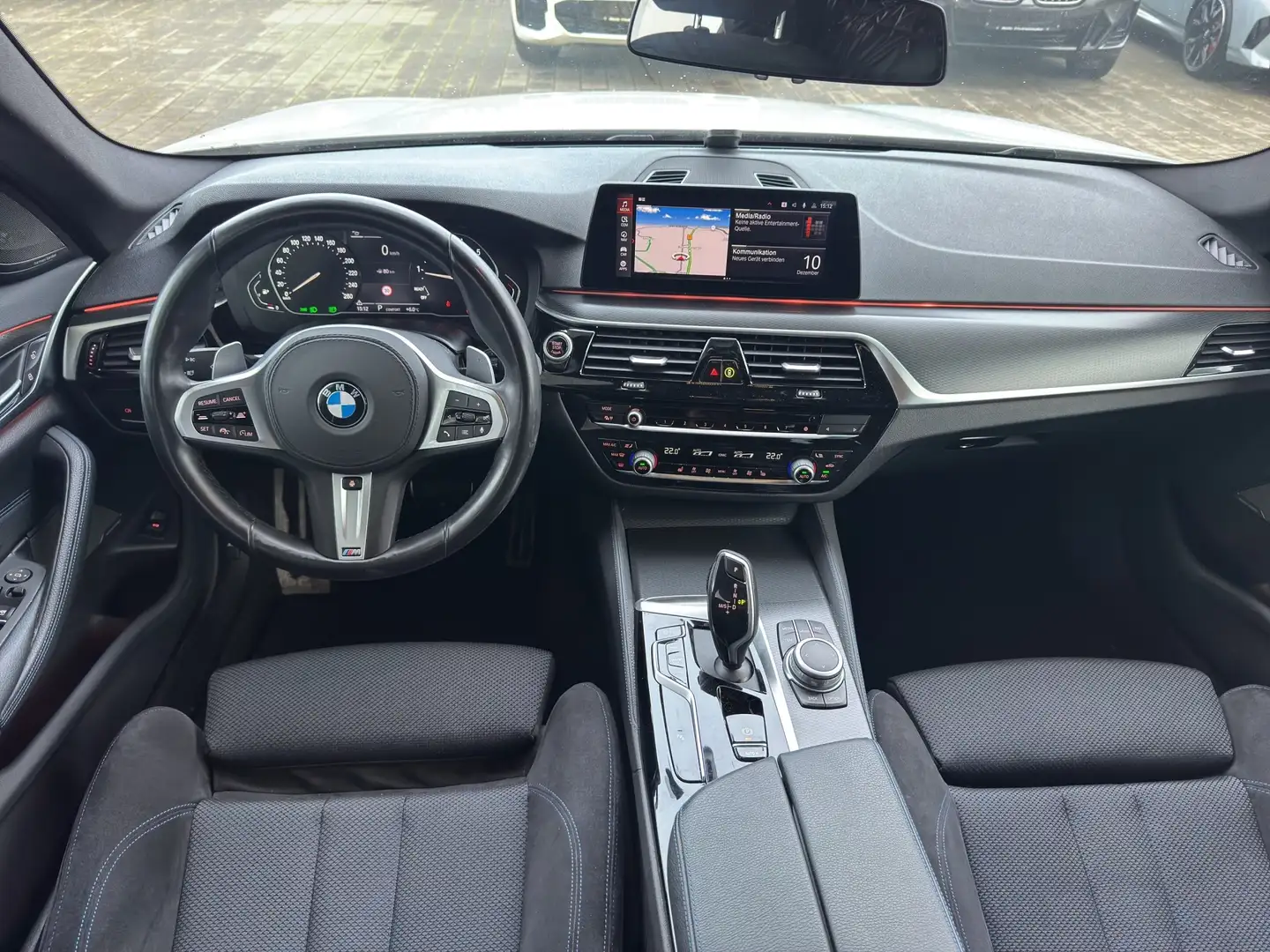BMW 530 i xDrive Touring M Sport AHK H&K ACC LH Weiß - 2