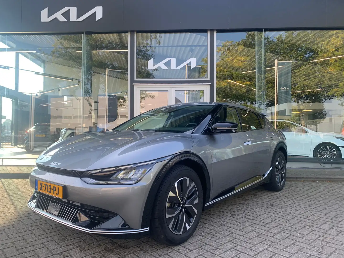 Kia EV6 Plus 58 kWh | Navigatie | Adaptieve Cruise Control Grijs - 1