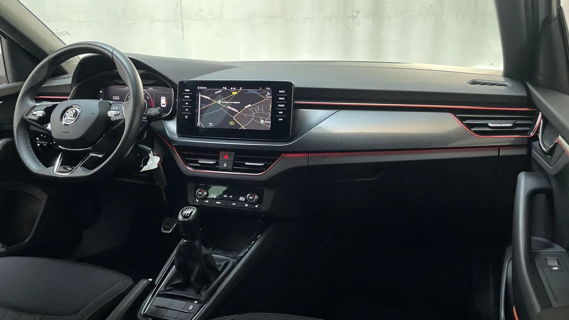 Skoda Scala 1.0 TSI 116pk 6-bak Sport Business Virtual Cockpit Grijs - 2