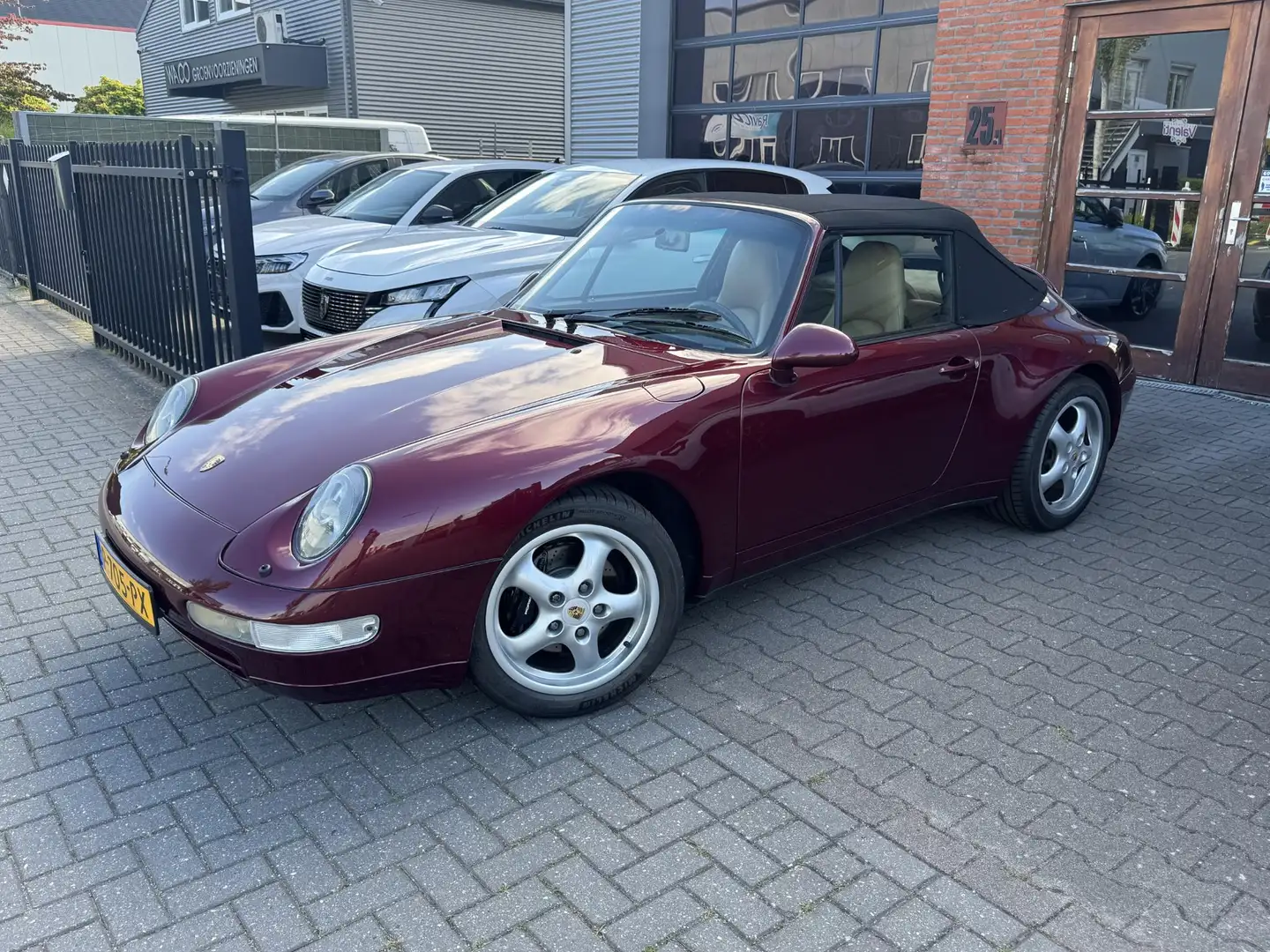 Porsche 993 993 Cabrio 3.6 | Varioram | luchtgekoeld | youngti Rood - 2