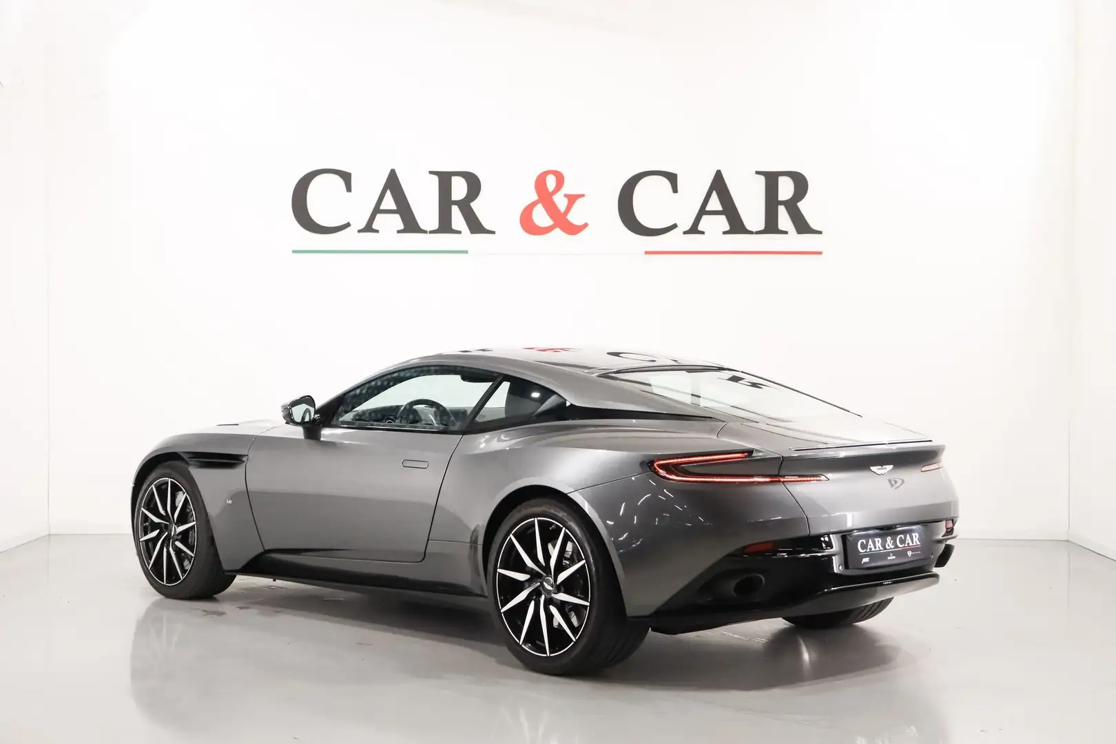 Aston Martin DB11 V12 Coupé Grigio - 2