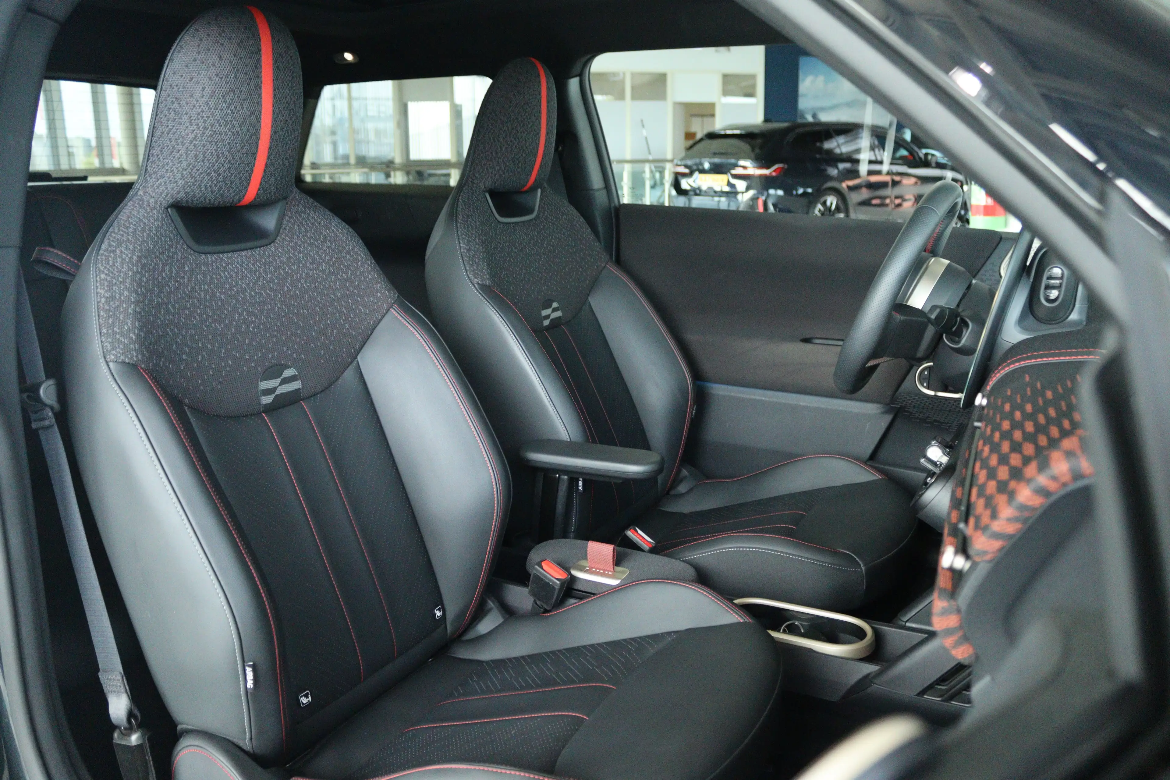 MINI John Cooper Works 3-Deurs SE Cooper XL 54.2 kWh 371KM Range | Binnen — photo 3