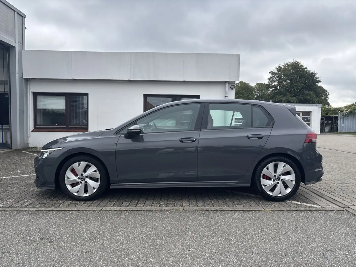 Volkswagen Golf GTI VIII 2.0 TSI DSG PANO Leder KAM Klimasitze Navi Grau - 2