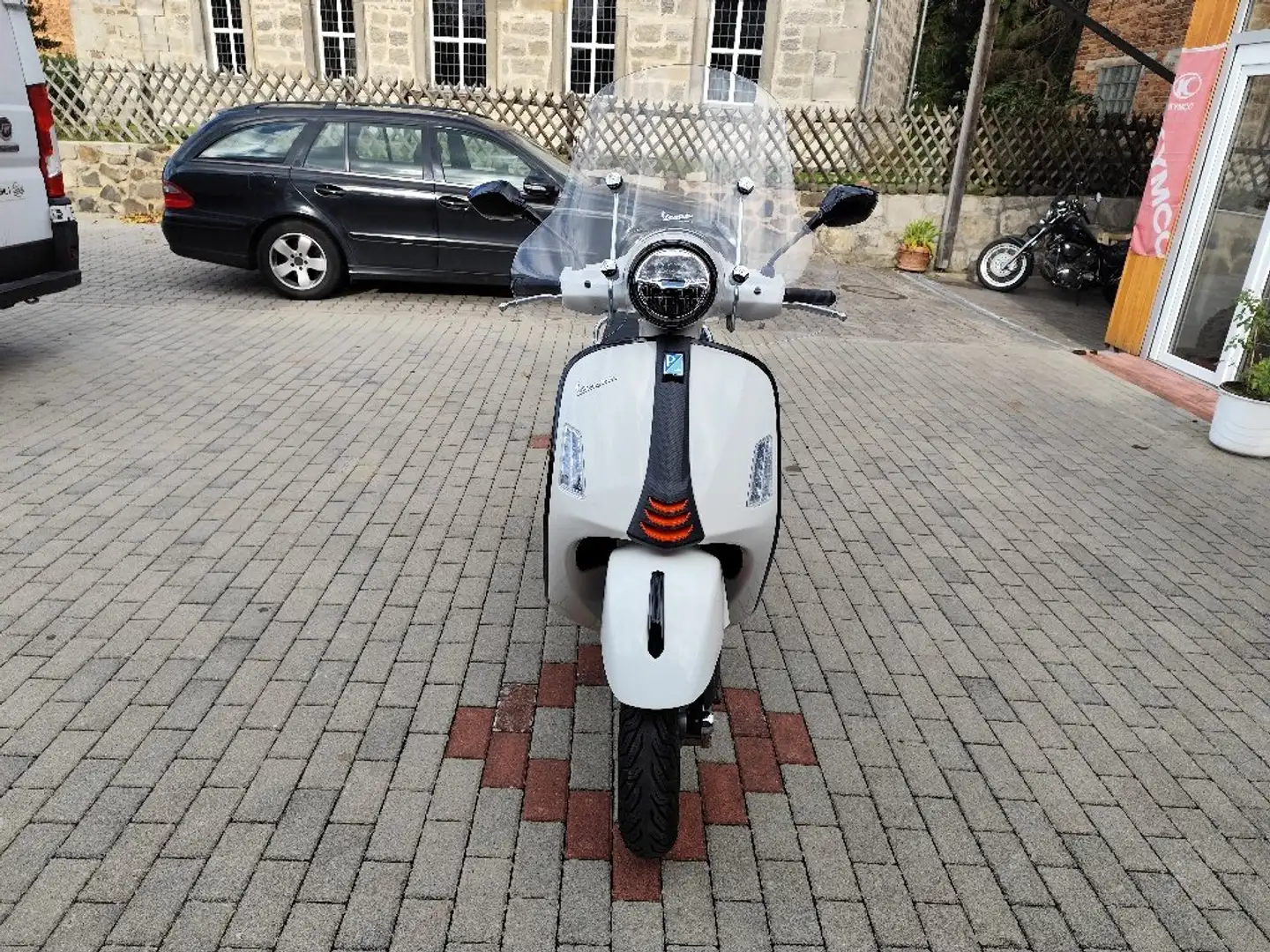 Vespa GTS 125 Blanc - 2