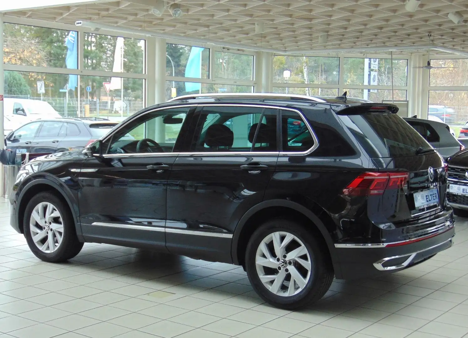 Volkswagen Tiguan Elegance 2.0 TSI DSG 4Motion MATRIX/AHK Schwarz - 2