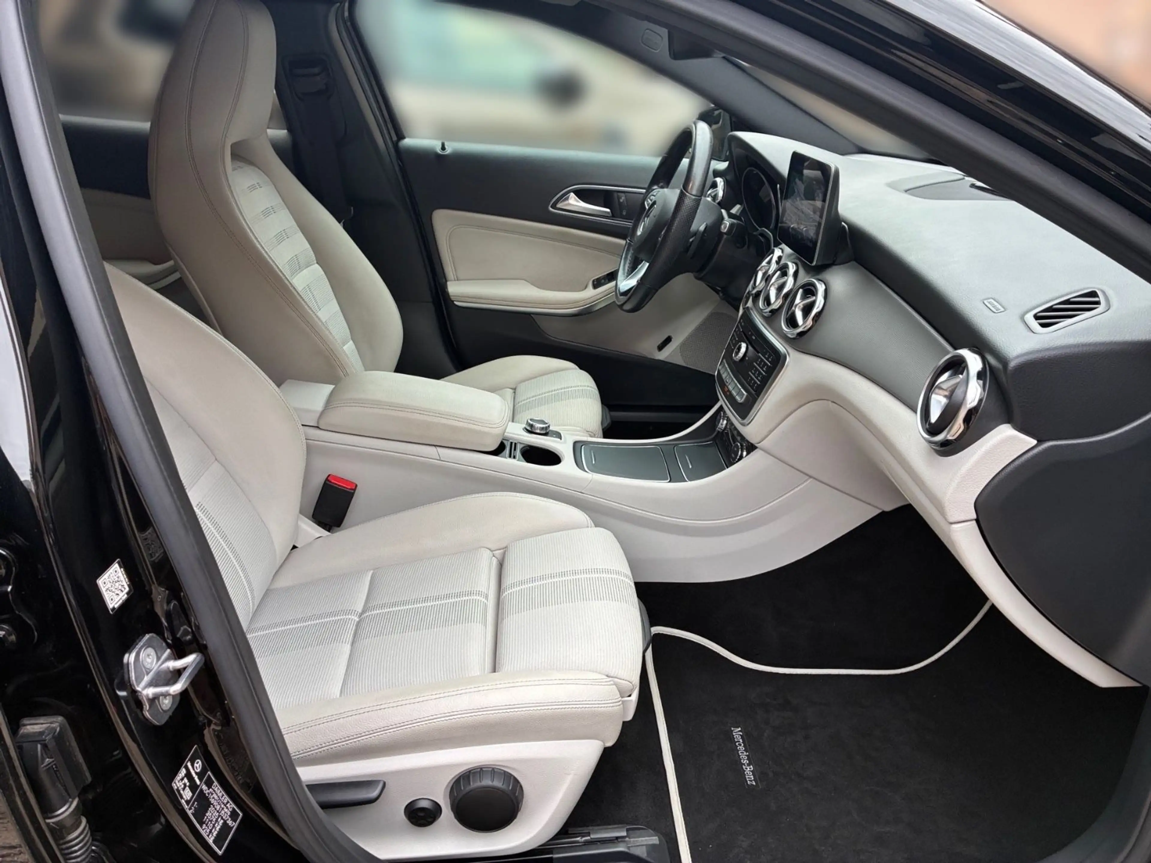 Mercedes-Benz GLA 200 CDI Navi Kamera SHZ AHK — photo 9