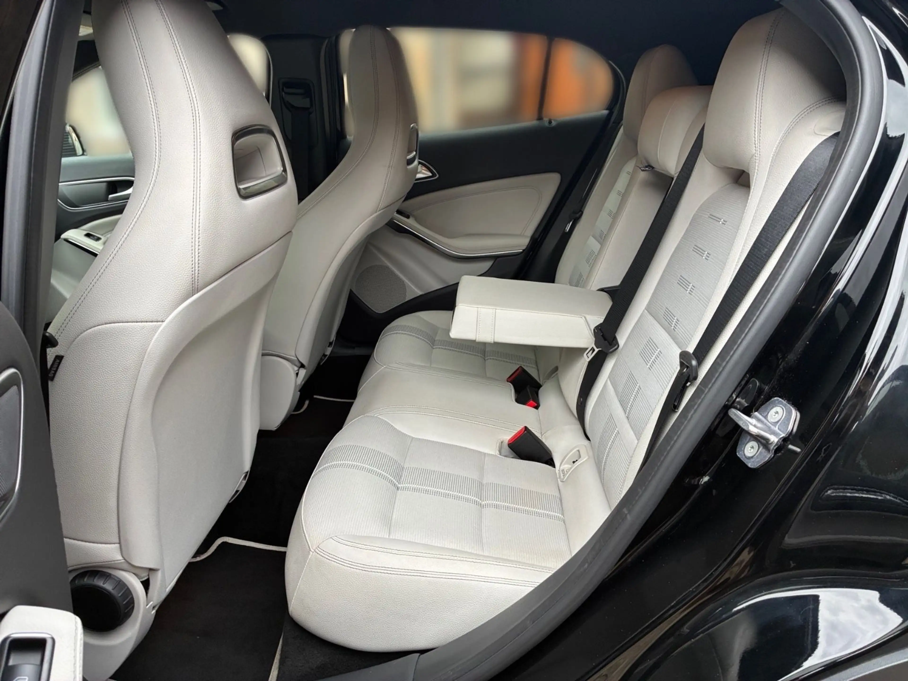 Mercedes-Benz GLA 200 CDI Navi Kamera SHZ AHK — photo 10
