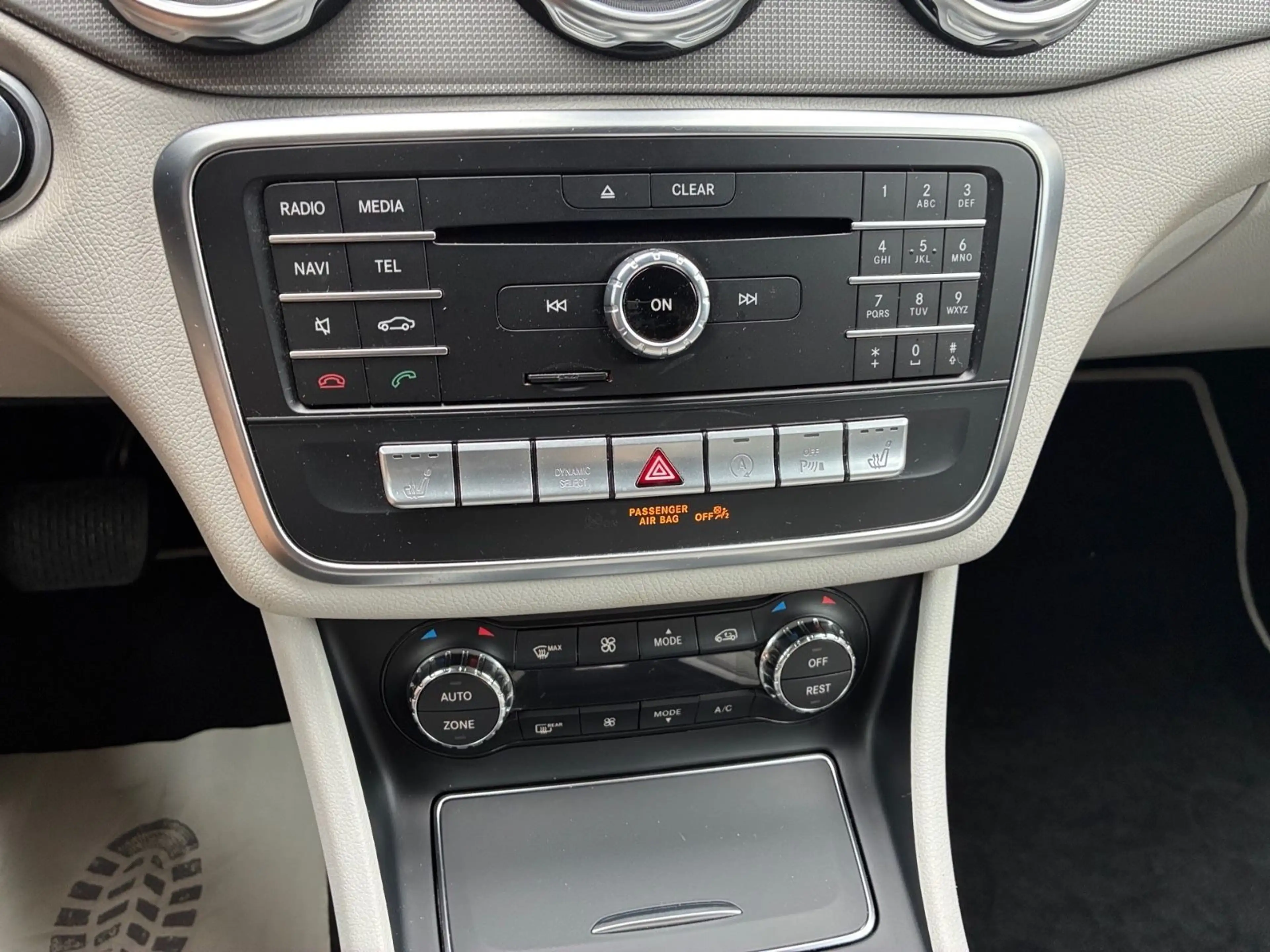 Mercedes-Benz GLA 200 CDI Navi Kamera SHZ AHK — photo 12