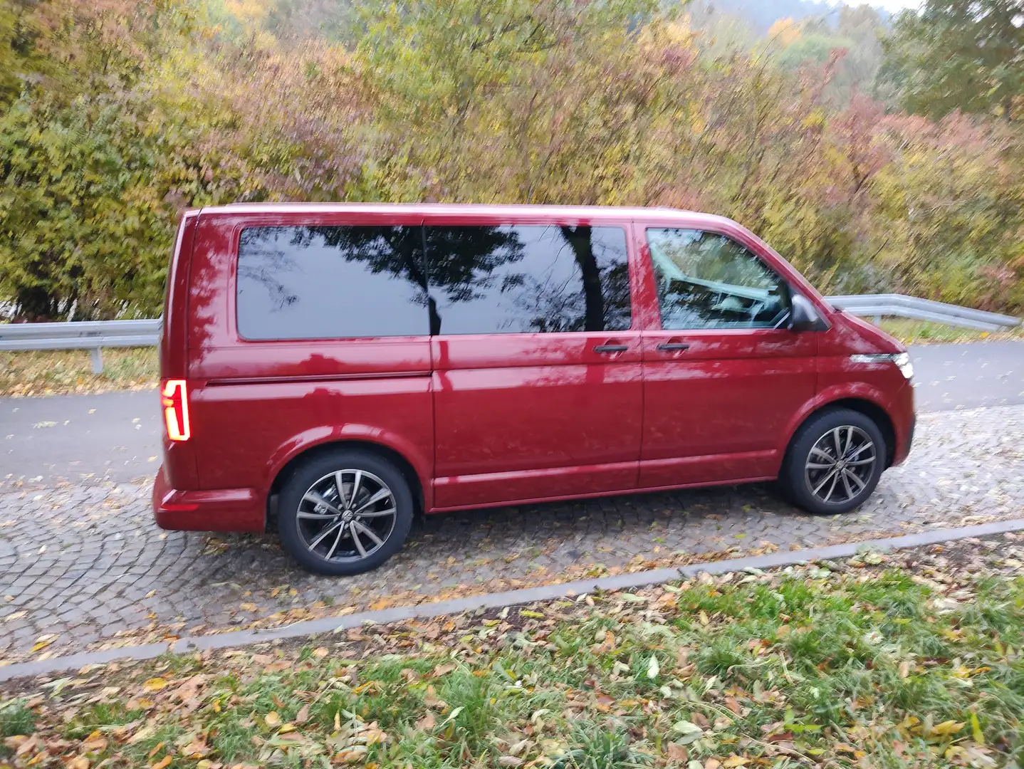 Volkswagen T6.1 Multivan Multivan T6.1 Kurz DSG Trendline Červená - 1