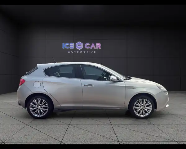 Alfa Romeo Giulietta view 4