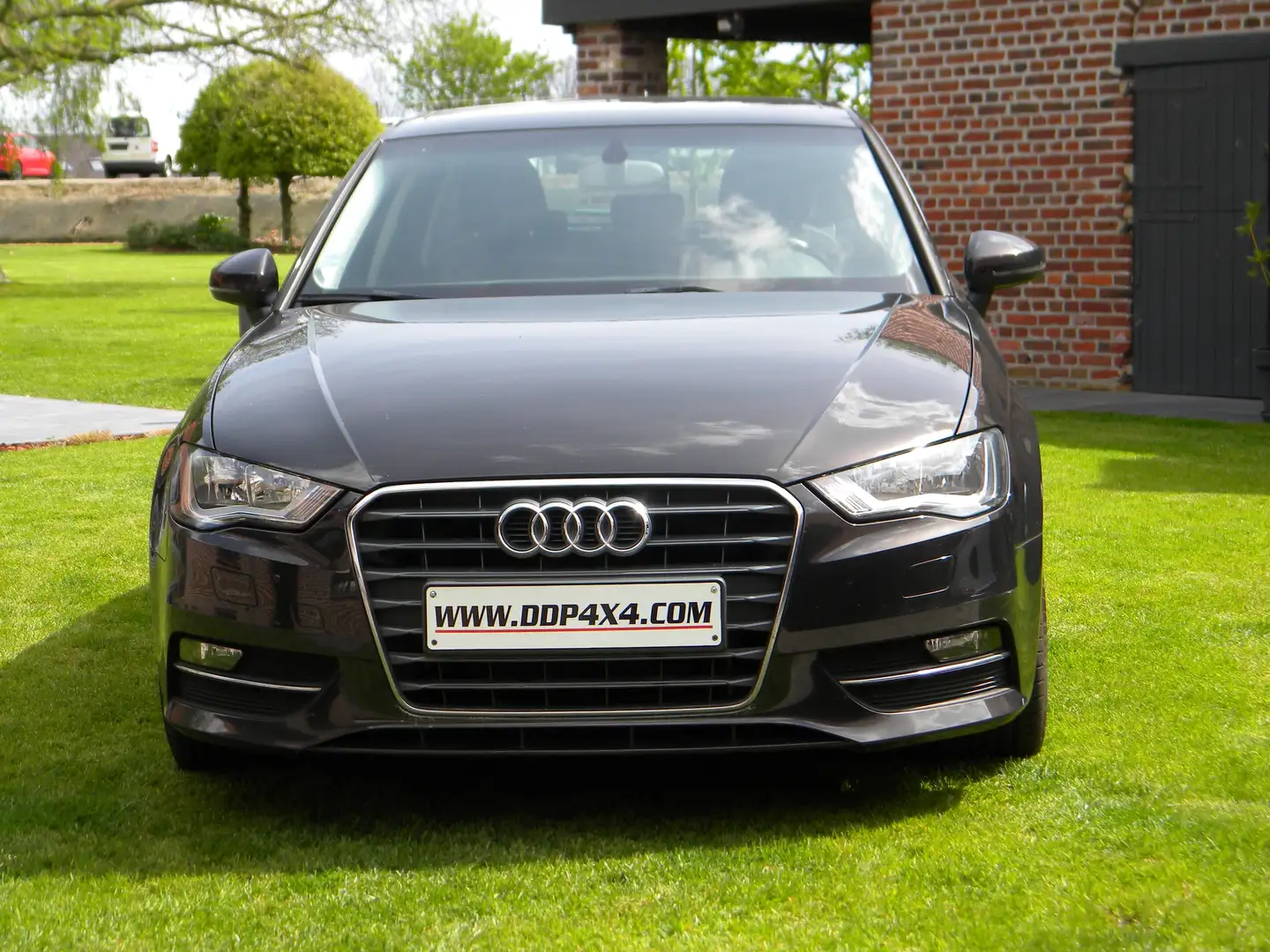 Audi A3 Sportback 1.6 TDi Ambiente Premiére main Braun - 2