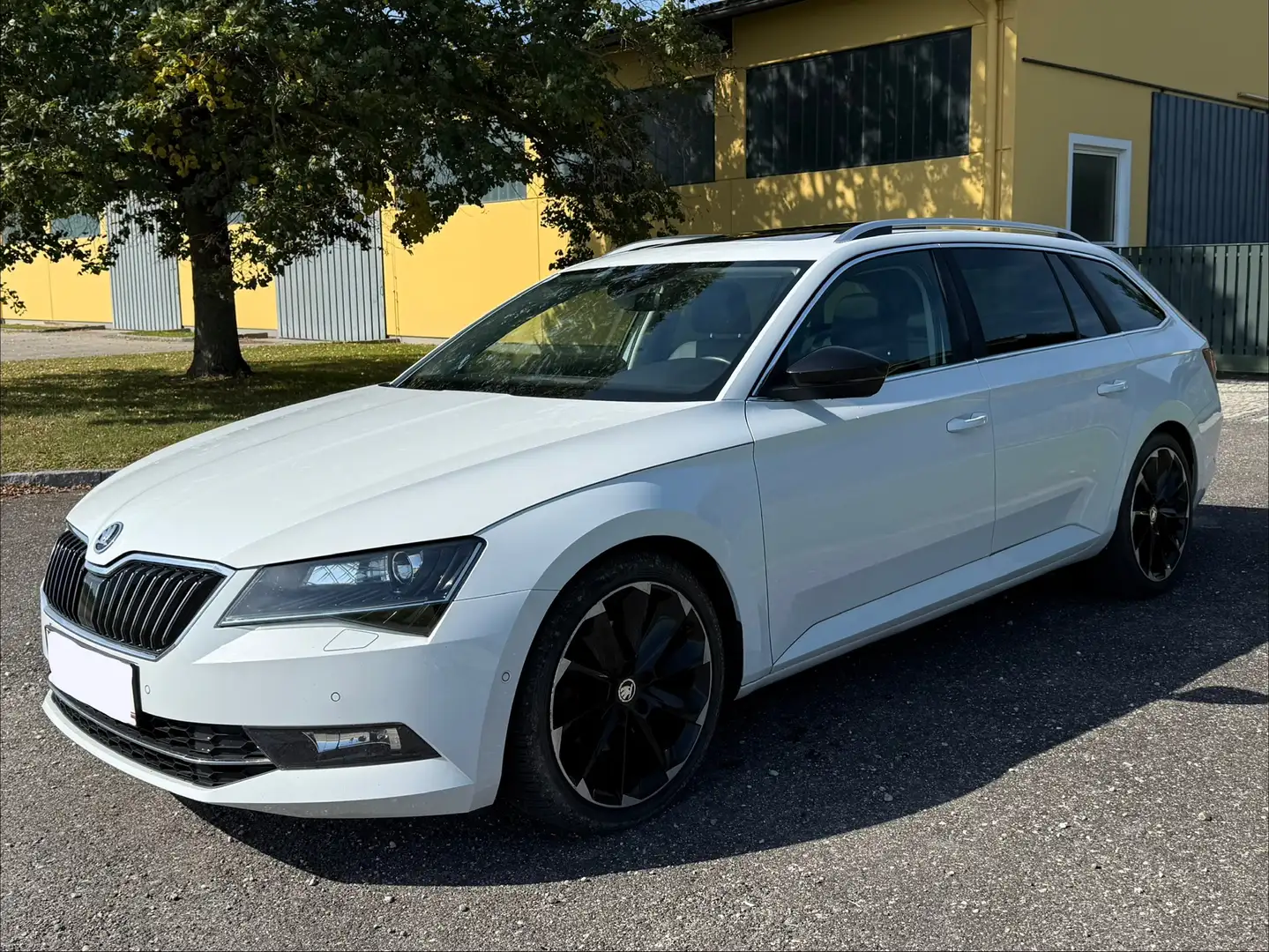 Skoda Superb Superb Kombi 2,0 TDI 4x4 Sportline - AHK, Allrad, Pickerl 06/27, Panorama Komb Weiß - 2