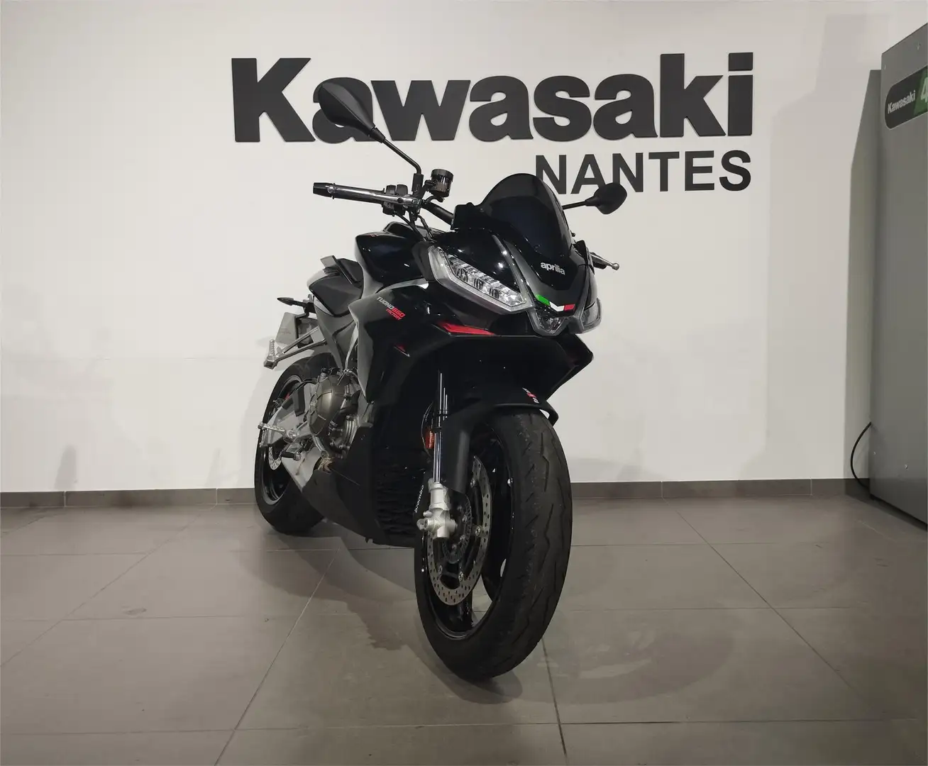 Aprilia Tuono Negro - 1